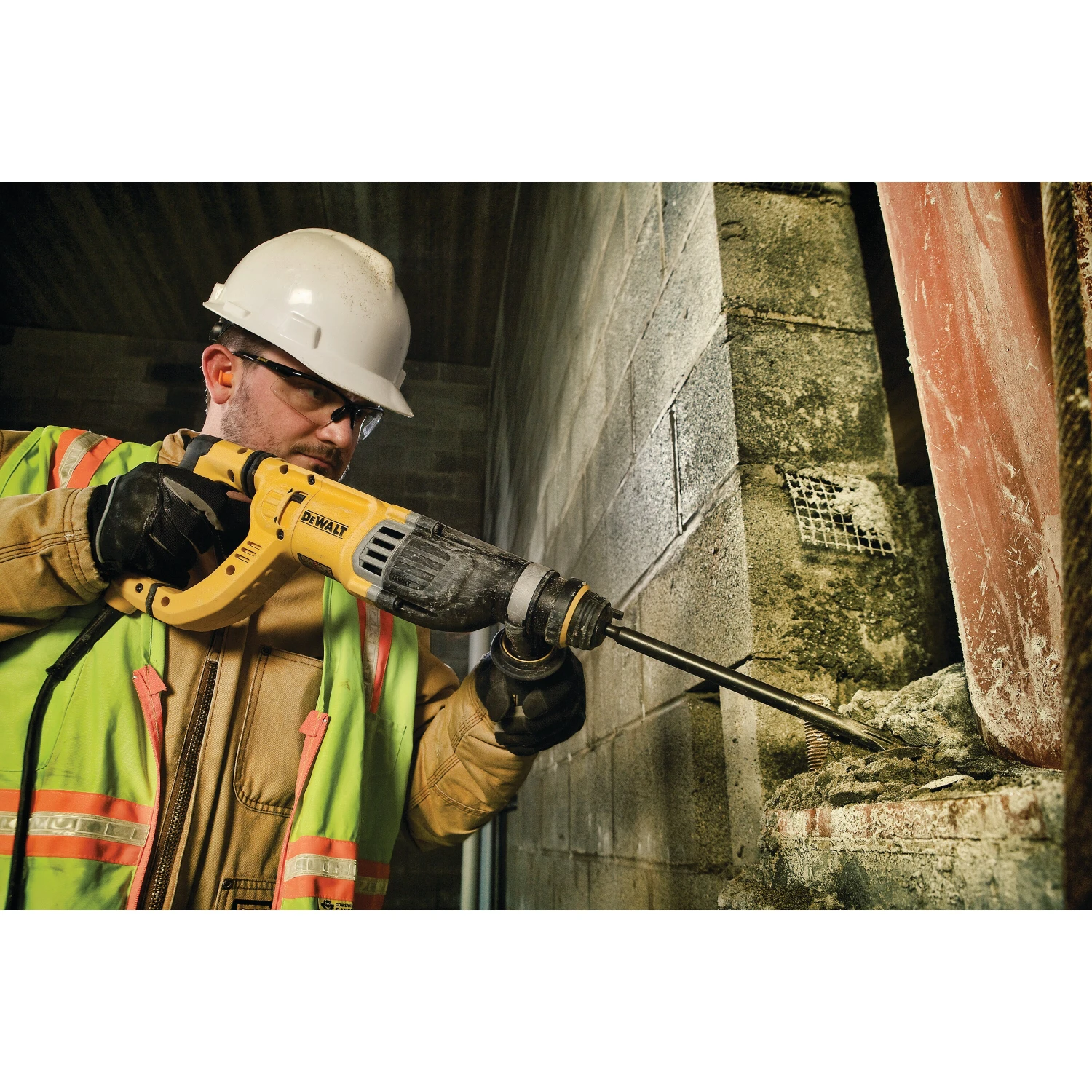 DeWalt D25263K 1-1/8" D-Handle SDS-Plus Rotary Hammer Kit 6 DeWalt D25263K 1-1/8" D-Handle SDS-Plus Rotary Hammer Kit - Image 4