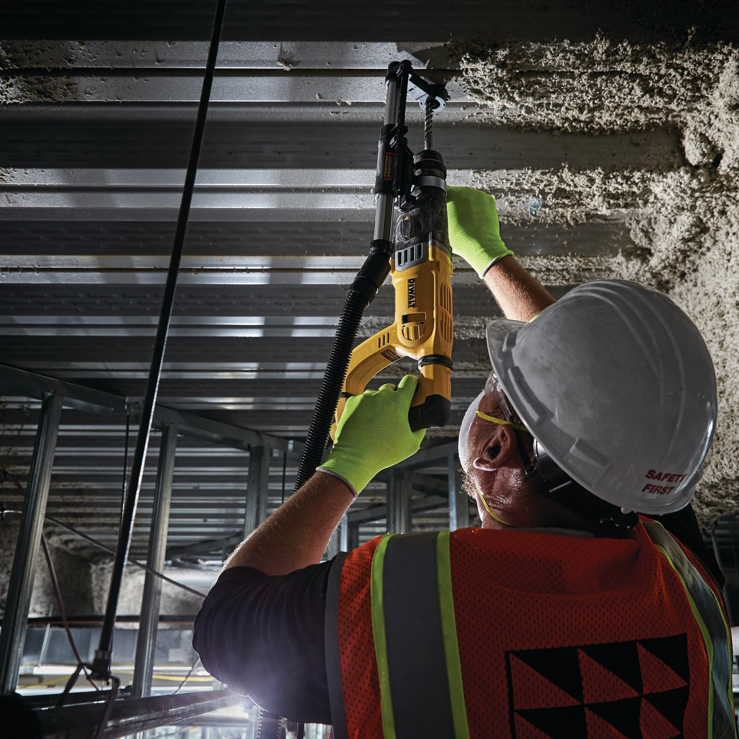 DeWalt D25263K 1-1/8" D-Handle SDS-Plus Rotary Hammer Kit 5 DeWalt D25263K 1-1/8" D-Handle SDS-Plus Rotary Hammer Kit - Image 3